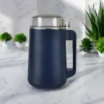 آسیاب برقی روی میز در خانه از روبرو