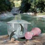 قطعات جدا از هم خرد کن دستی 2 لیتری کنار هم در فضای باز جنگل و رودخانه